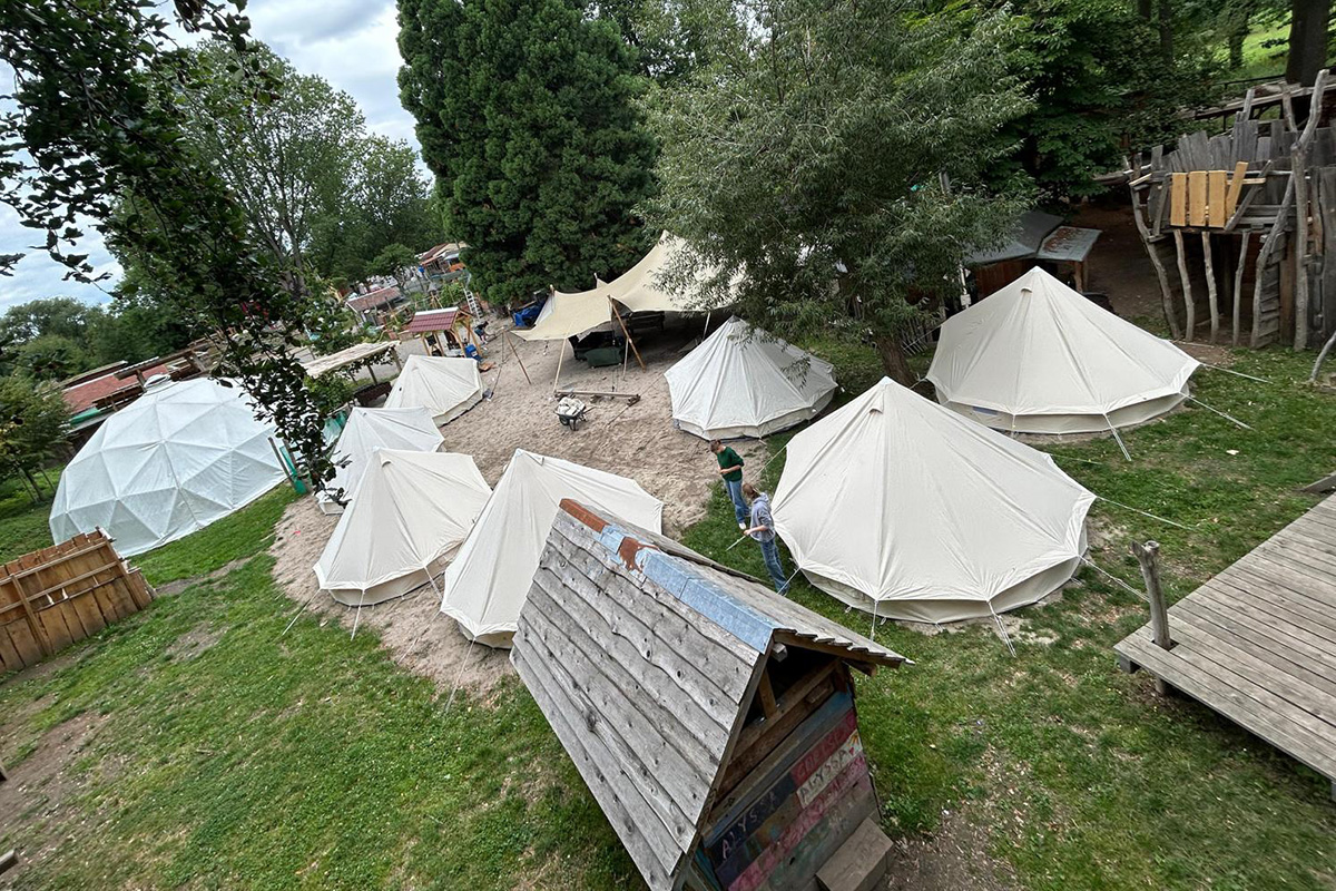 Zeltlager auf dem Gelände des Abenteuerspielplatz