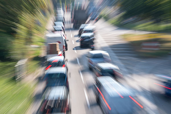 Autos halten an einer roten Ampel auf der Schwarzwaldstrae 