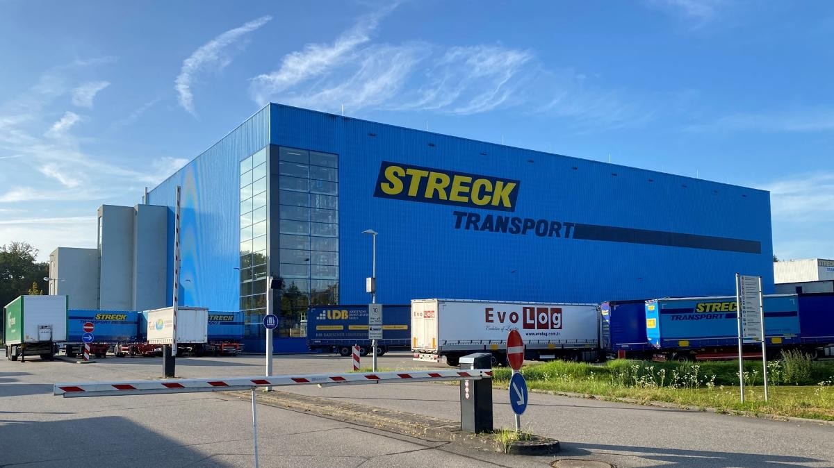 Blaues Hochregallager mit Logo "Streck"