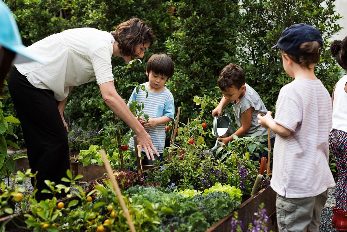 Foto: Rawpixel/istockphoto.com Kinder gärtnern mit einer erwachsenen Person