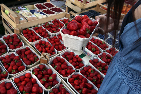Erdbeeren an einem Marktstand