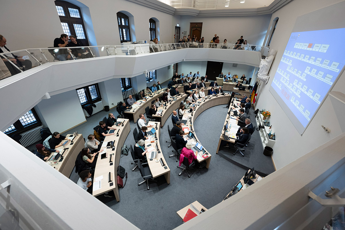 Der Gemeinderat tagt im Neuen Ratssaal.