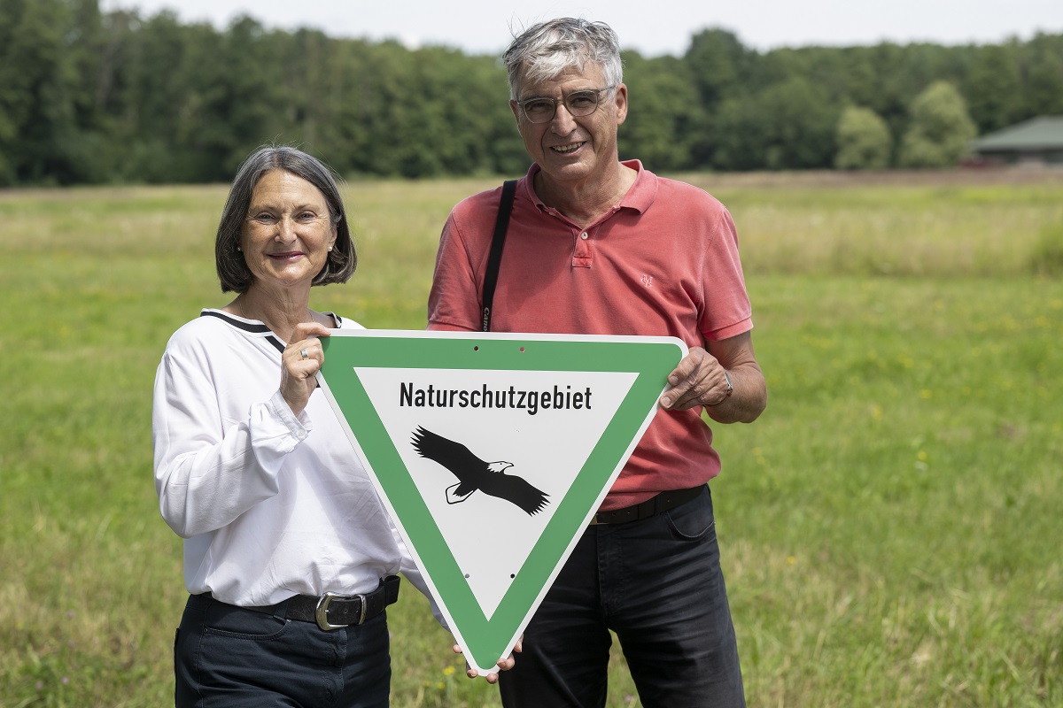 Regierungspräsidentin Bärbel Schäfer und Ortsvorsteher Günter Hammer Das Hinweisschild zum neuen Naturschutzgebiet