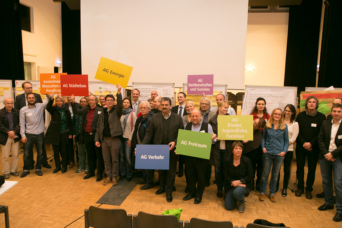 Grafik eines Parks mit Bäumen und Menschen, im Hintergrund Häuser