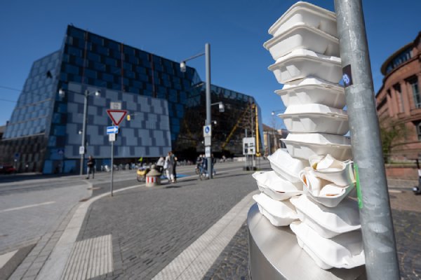 Mehrwegbehälter vor der Freiburger UB