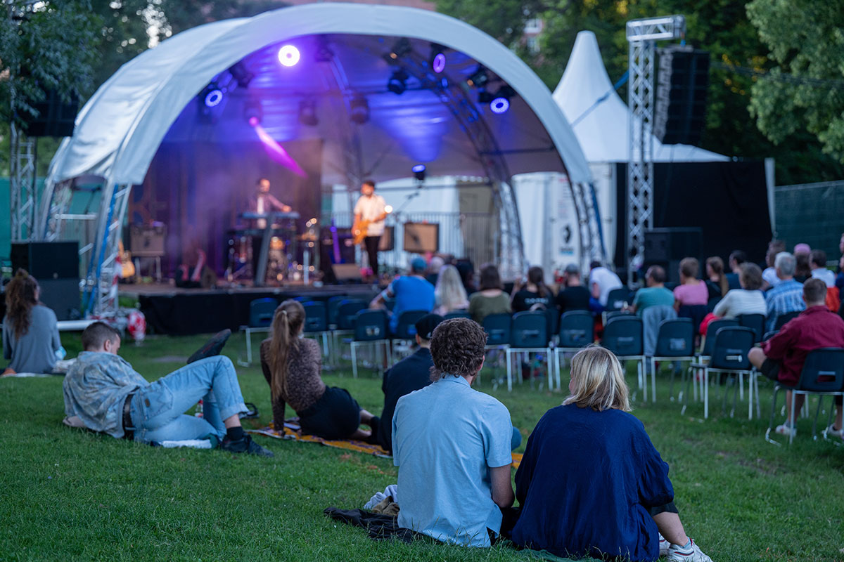 Open-Air-Konzert mit Bühne und Zuschauer_innen