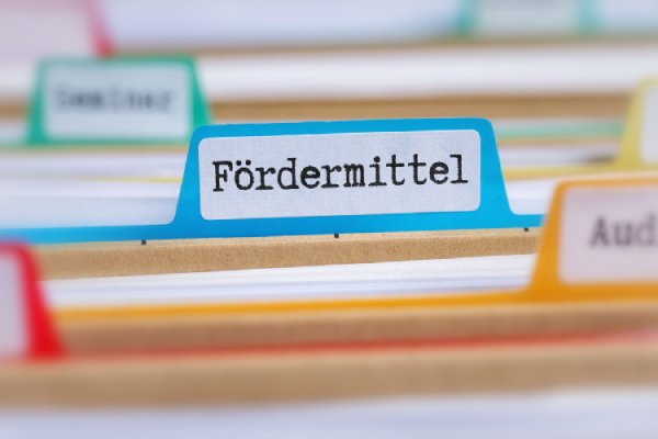 Foto: Zerbor/istockphoto.com Ordner mit Reiter "Fördermittel"