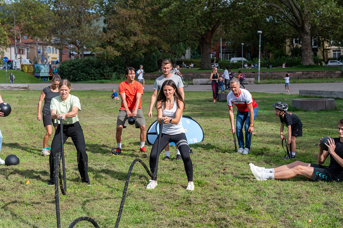 Gruppe mit Sportgeräten auf einer Wiese