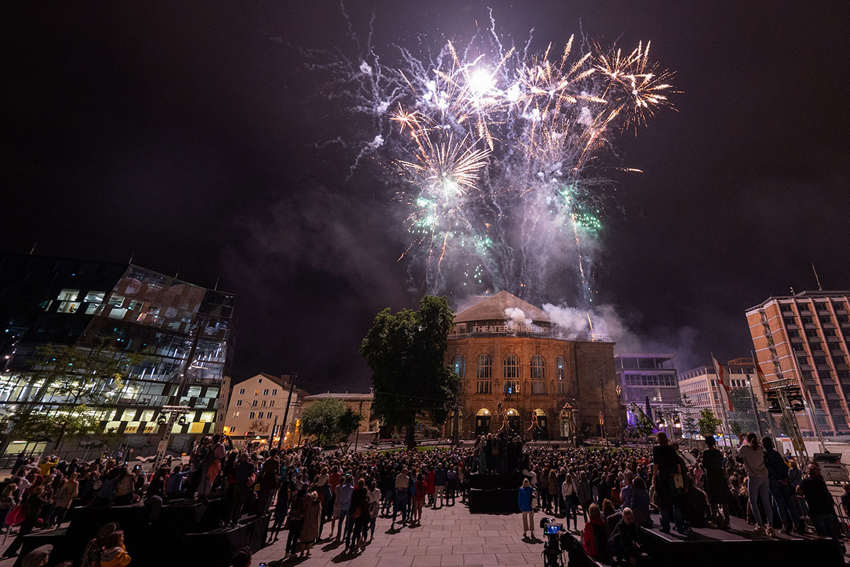 Open-Air-Konzert mit Bühne und Zuschauer_innen