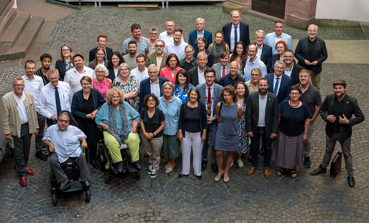 46 der insgesamt 48 Stadträt*innen bei der konstituierenden Sitzung im Juli 2024