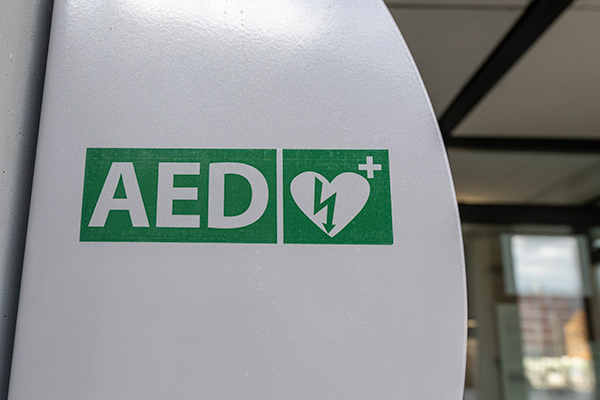 Defibrillator finden auf regionderlebensretter.de/defi Symbol für Defibrillator: AED und ein Herz mit Stromzeichen