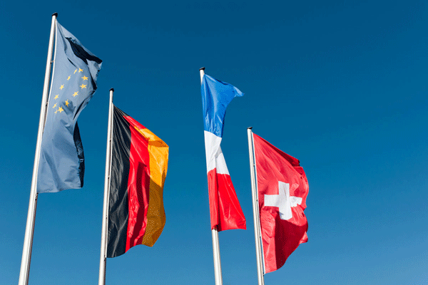 Europaflagge neben deutscher, französischer und schweitezr Fahne vor blauem Himmeö Europaflagge neben deutscher, französischer und schweitezr Fahne vor blauem Himmeö