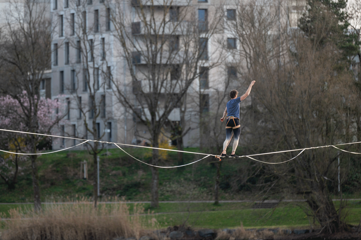 Mann der Slacklining macht