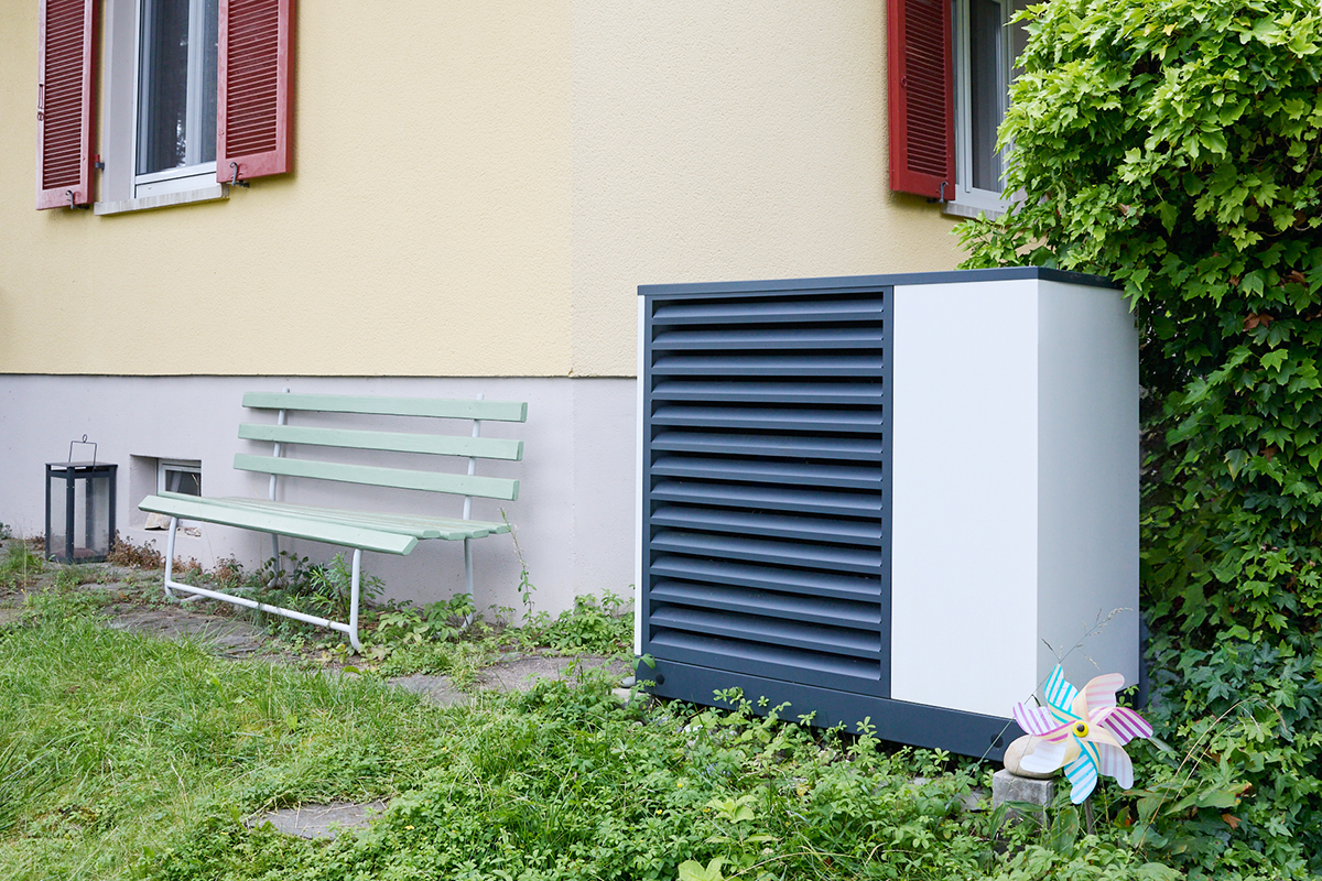 Wärmepumpe vor Haus