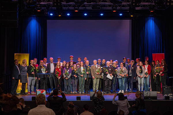 Sechs nach oben gestreckte Daumen