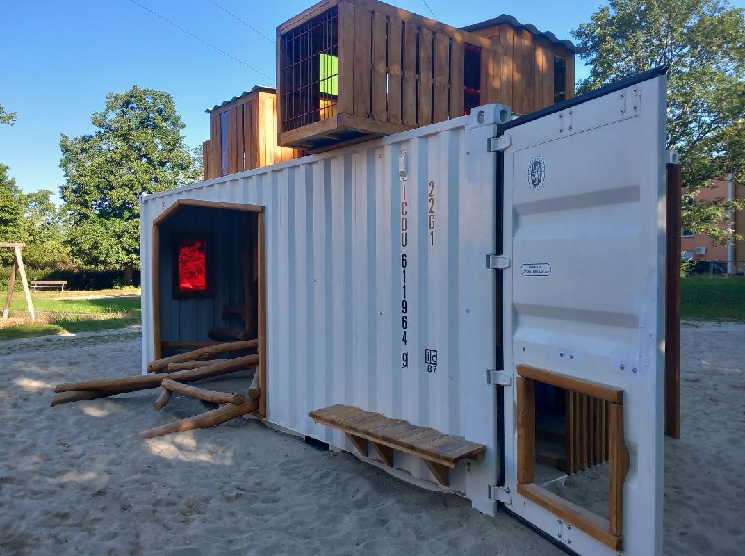 Rückseite des Containers mit Holzelementen