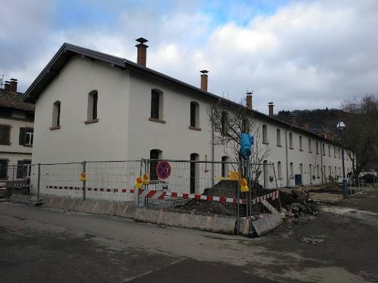 Reihenhauszeile mit Baustelle