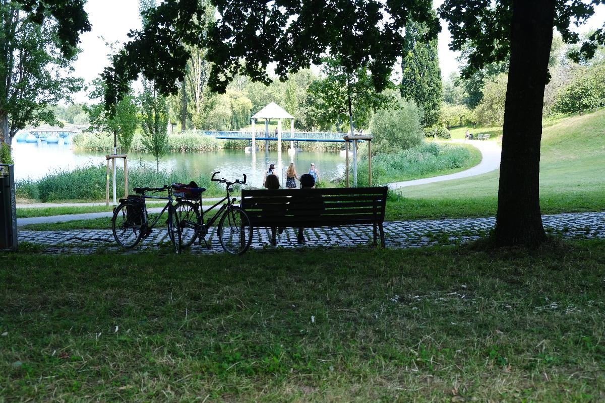 Zwei Menschen sitzen auf einer Bank am Flückinger See