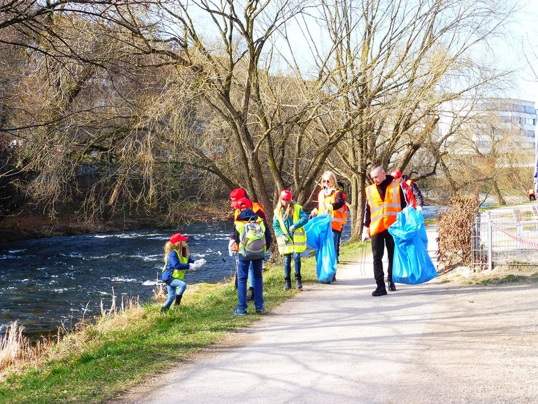 Kinder sammeln Müll an der Dreisam