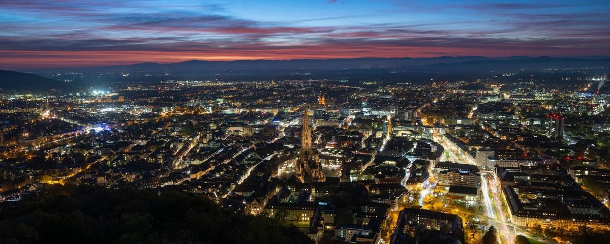 Blick auf die Innenstadt im Abendhimmel