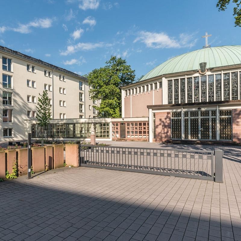 Blick auf die denkmalgeschützte Mutterhauskirche mit dem wiederhergestellten Verbindungsgang und dem Erweiterungsbau.