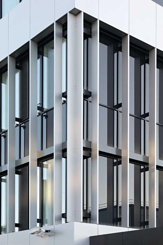 Vertikale Aluminiumelemente prägen die Fassade des Institutsgebäudes.