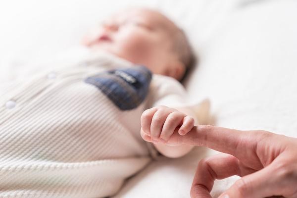 Baby hält Finger