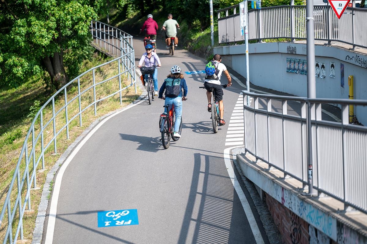 Radfahrer fahren auf einem Radweg