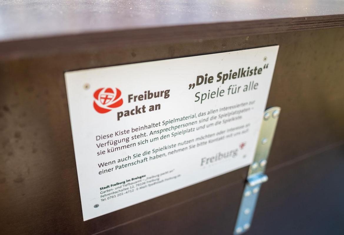 Foto: Seeger / Stadt Freiburg Spielkiste mit Schild