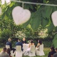 Die Standesbeamtin bei der Arbeit Die Standesbeamtin bei der Arbeit