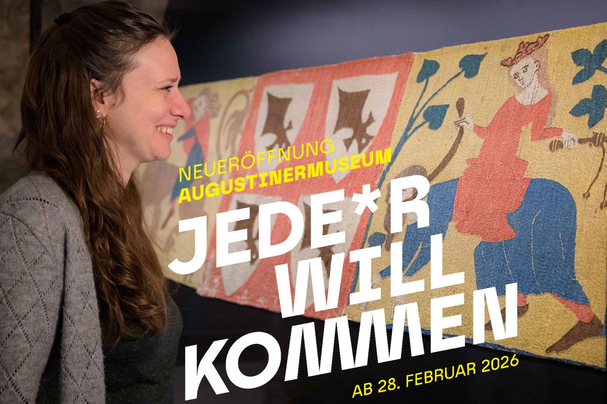 Foto: Marc Doradzillo Frau steht vor Wandteppich und grinst, Schriftzug: Neueröffnung Augustinermuseum, Jede*r will kommen! Ab 28. Februar
