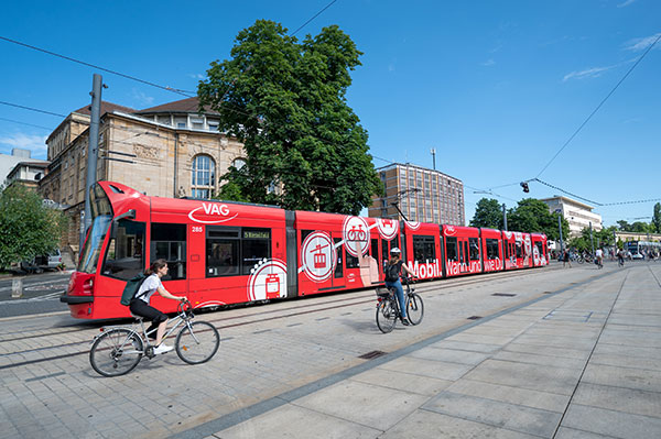 Die Stadtbahn der Linie 3 auf ihrem Weg Richtung Haid 