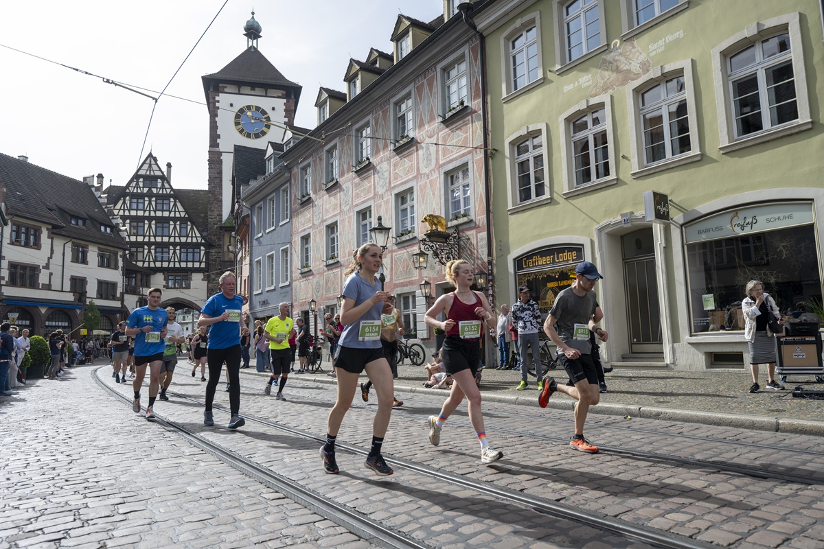 Läufer*innen rennen beim Freiburg-Marathon durch die Freiburger Innenstadt.