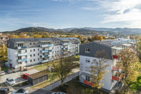 Blick auf die mehrgeschossigen Wohnbauzeilen mit Blick- in den Schwarzwald, Foto: Michael Spiegelhalter