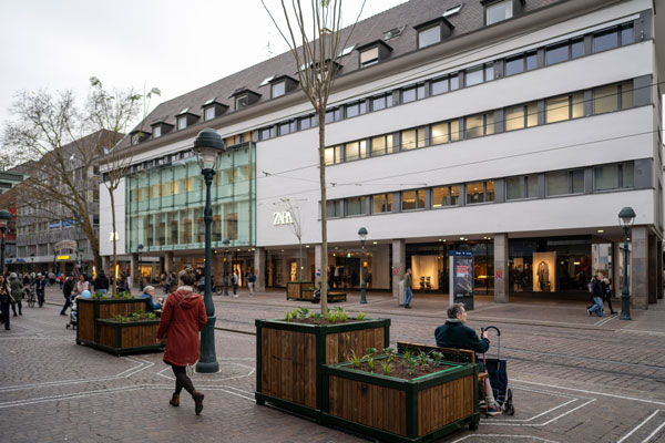 Kaiser-Joseph-Straße mit Sitzmöglichkeit