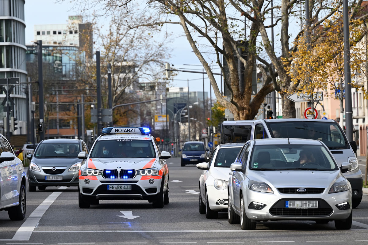 Notarztwagen auf einer mehrspurigen Straße