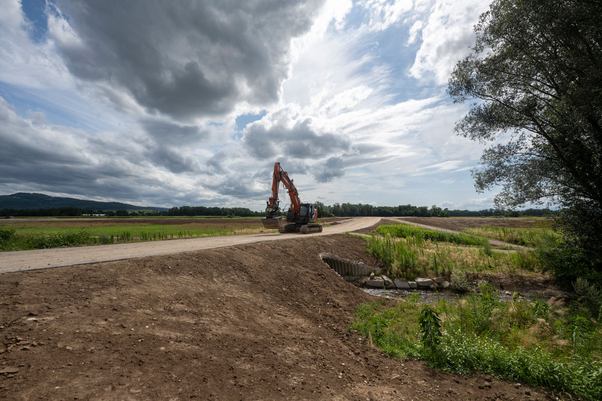 Bagger auf einem neugebauten Damm