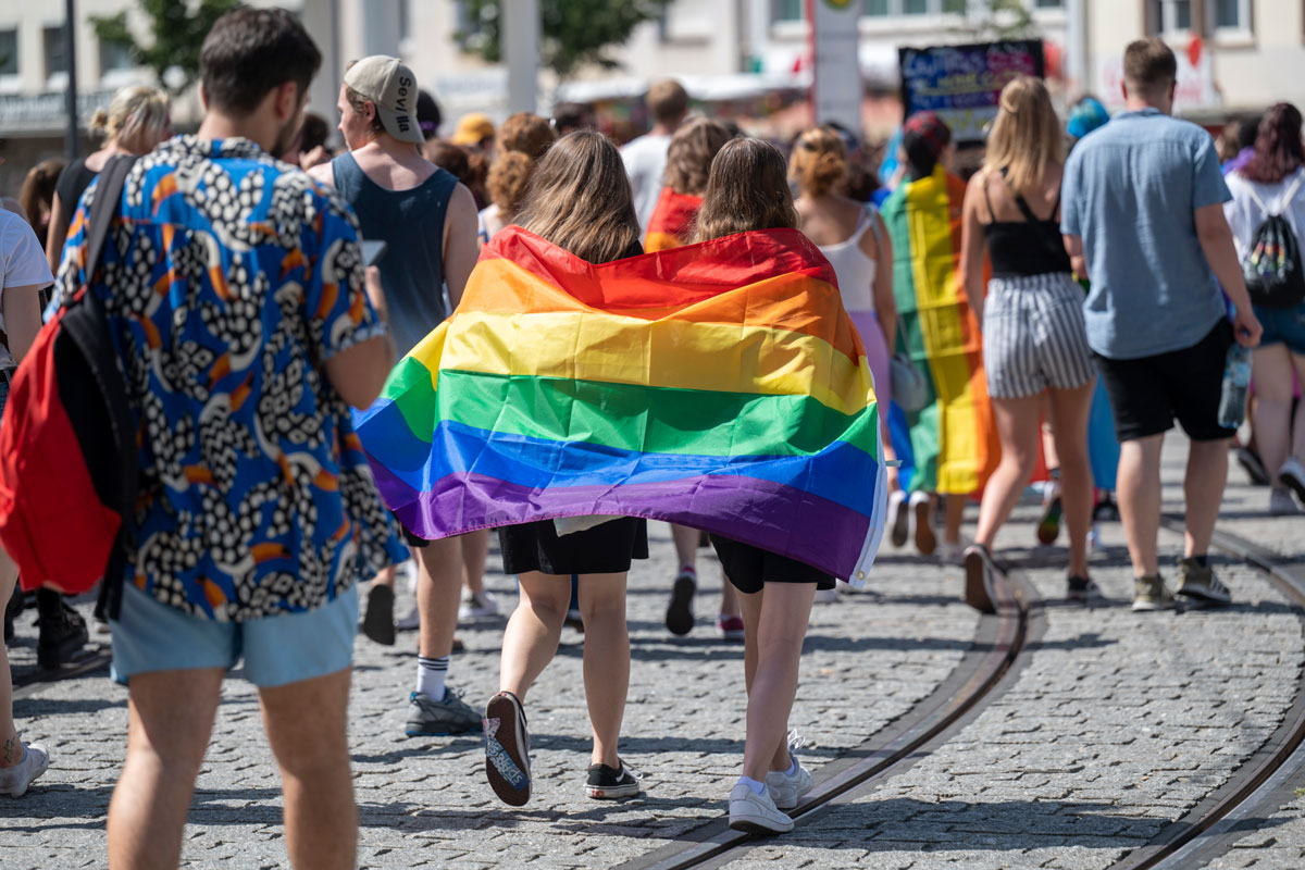 Parade mit Regenbogenflaggen