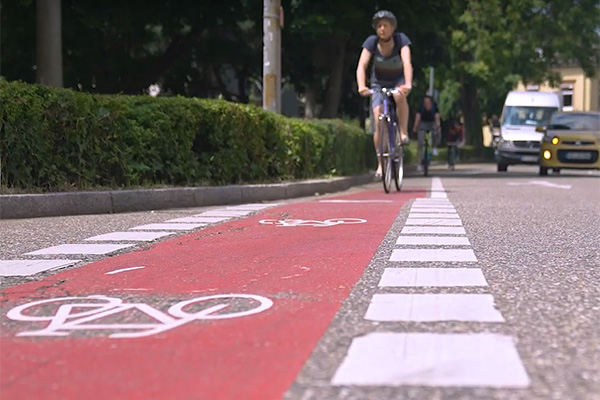 Frau auf rotmarkiertem Radweg