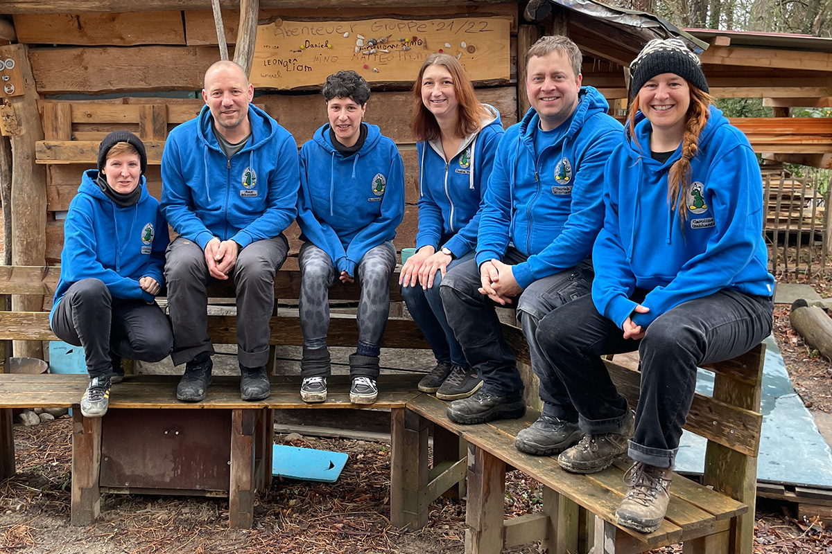 Teamfoto der Mitarbeitenden auf dem Abenteuerspielplatz