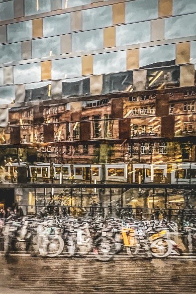 Foto: Annette von Ulardt Verschwommene Fassade der Unibib Freiburg, im Vordergrund viele Fahrräder