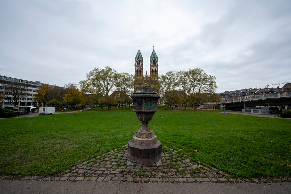 Stühlinger Kirchplatz mit Rasen und Herz-Jesu-Kirche