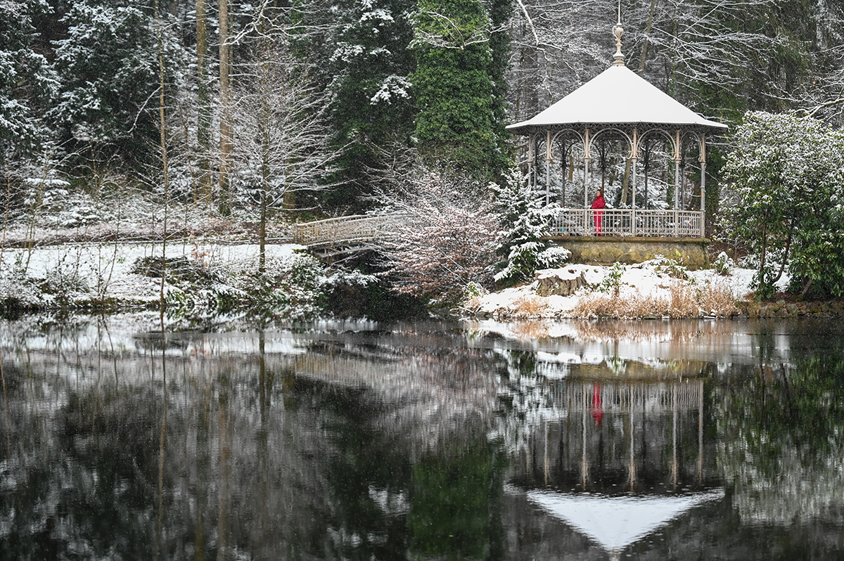 Weiher, im Hintergrund ein Pavillion