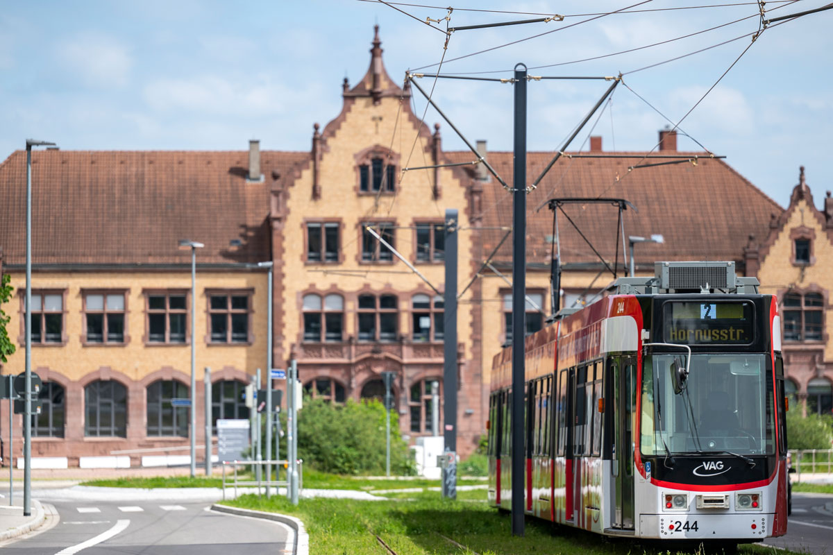 Symbolbild: Straßenbahn am Zollhallenplatz