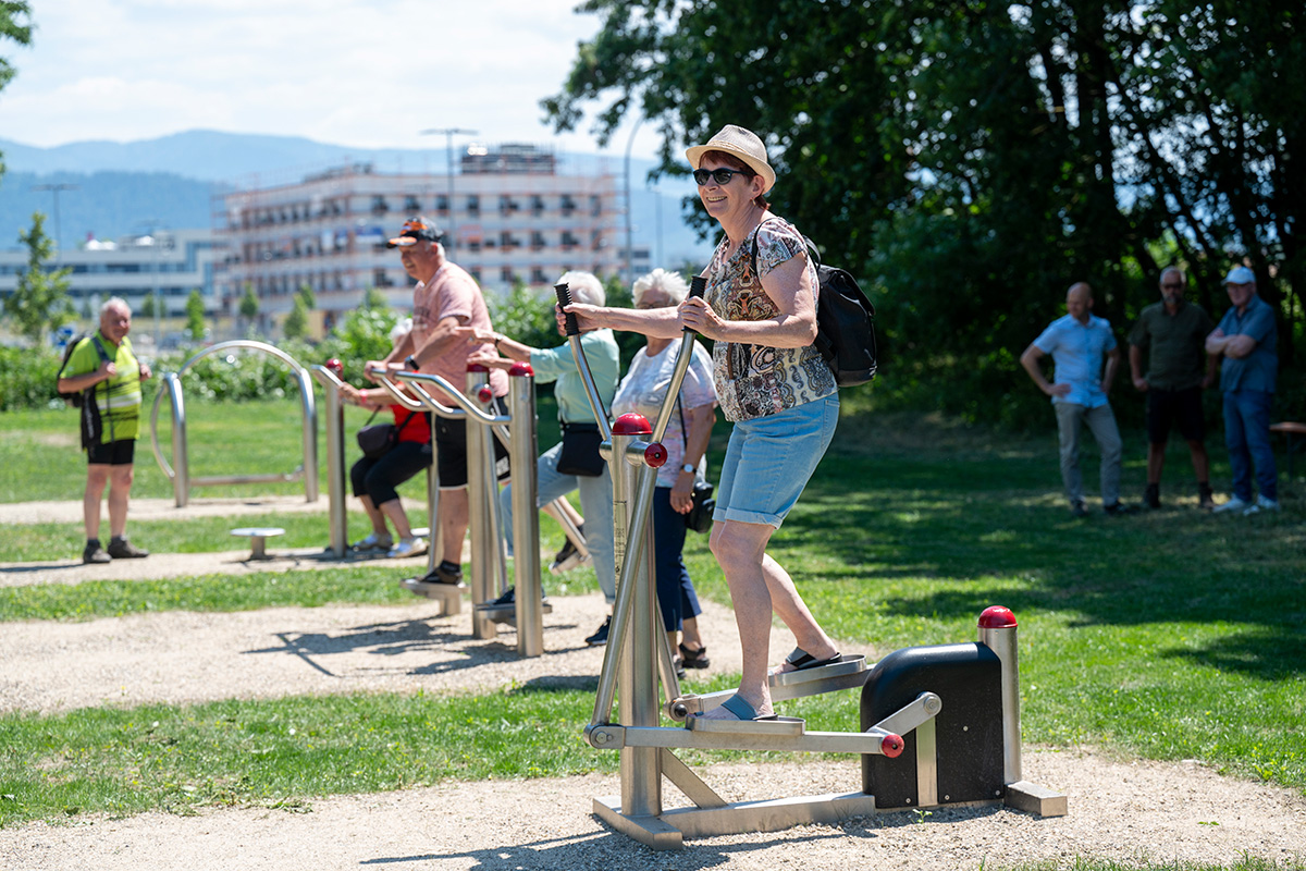 Ältere Menschen auf Fitnessgeräten im Freien