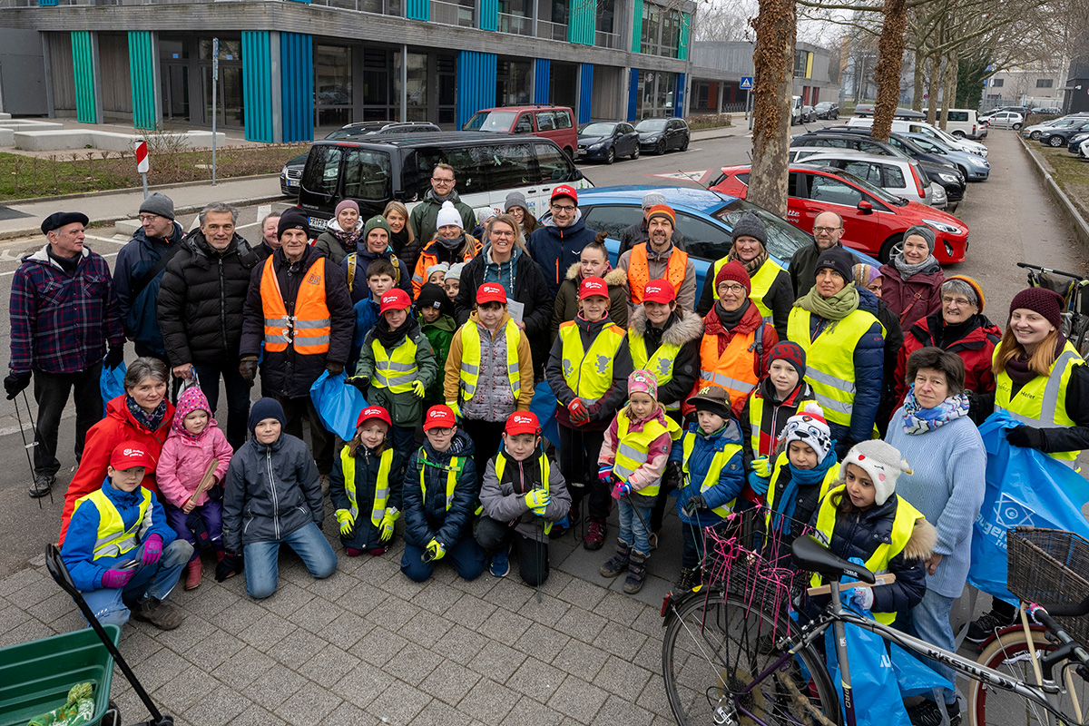 Gruppenbild von Erwachsenen und Kindern in Warnwesten