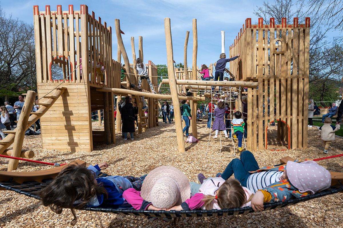 Spielplatz mit vielen Kindern