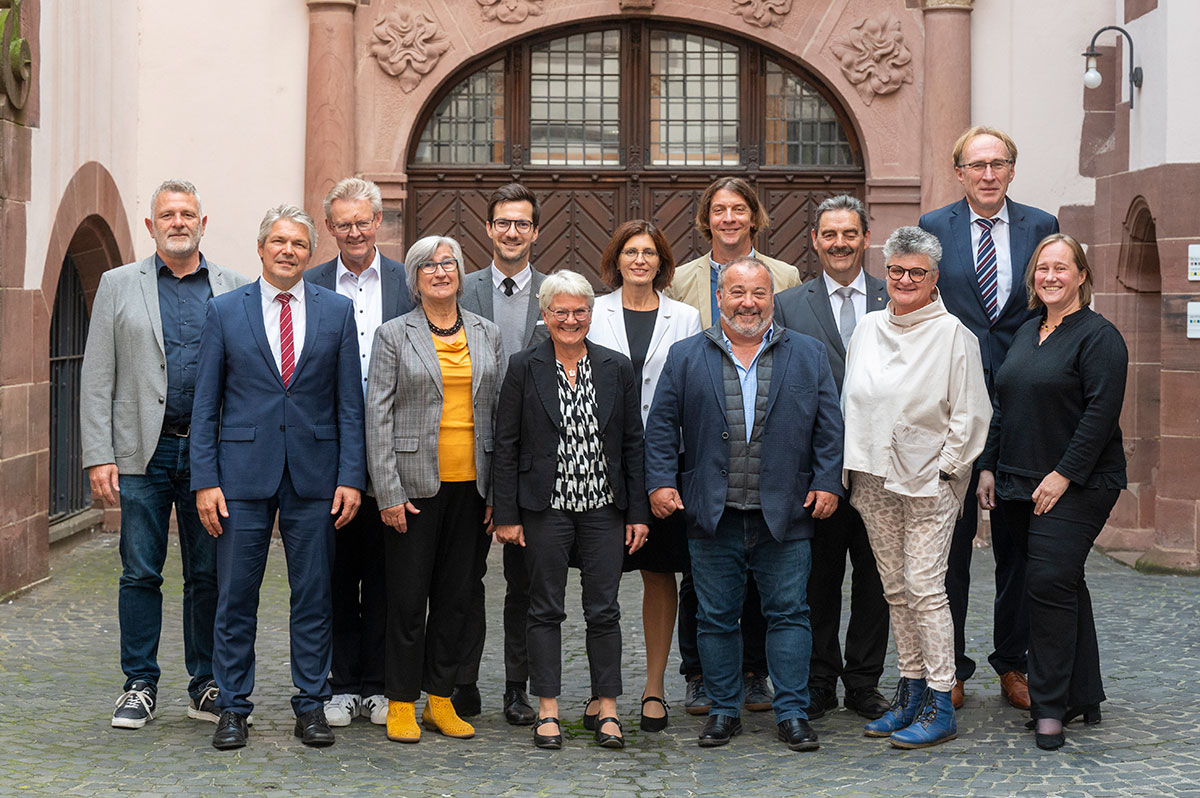 V.l.n.r.: Christian Schildecker (Munzingen), Bürgermeister Stefan Breiter und Erster Bürgermeister Ulrich von Kirchbach, Anita Reich (Hochdorf), Oberbürgermeister Martin Horn, Gabriele Hoferichter (Ebnet), Bürgermeisterin Christine Buchheit, Oliver Schlatter (Tiengen), Christoph Brender (Kappel), Bernhard Schätzle (Lehen), Petra Zimmermann (Waltershofen), Bürgermeister Martin Haag, Silvia Schumacher (Opfingen).