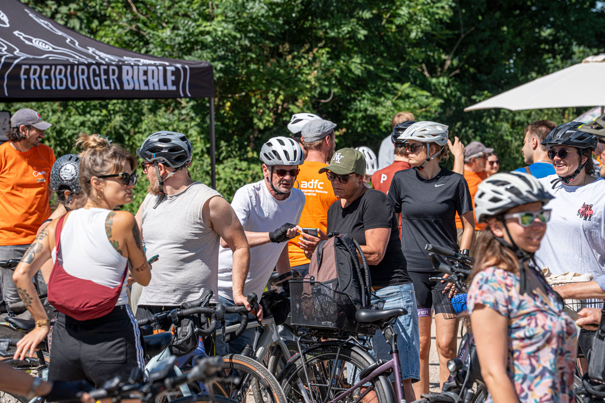 Viele Menschen mit Fahrrädern stehen auf einem Haufen