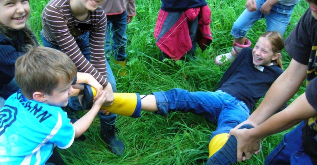 Klapptisch mit Ausstattung für Bachpaten, unter anderem Gummistiefel